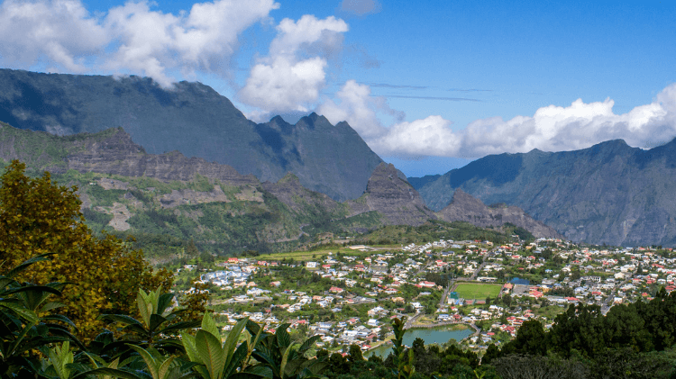 Lire la suite à propos de l’article Envie de vivre à La Réunion ? Alors préparez vos valises !